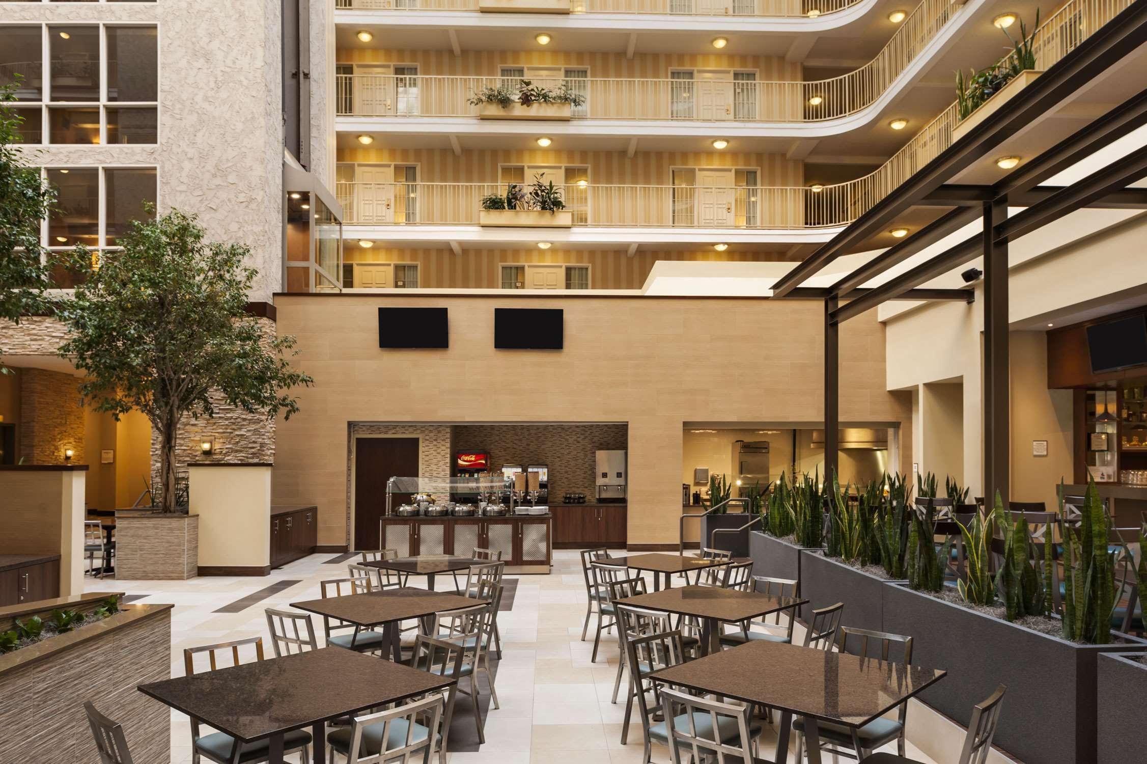 Embassy Suites By Hilton Dallas Market Center Restaurant photo